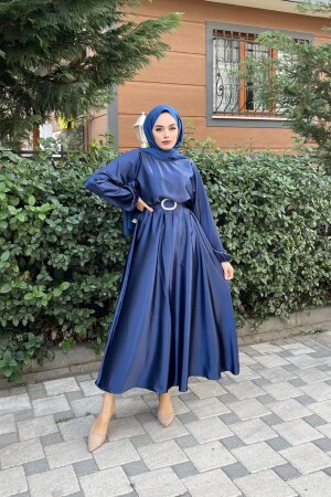 Abendkleid aus Satin mit elastischem Bund und Gürtel in Marineblau - 1