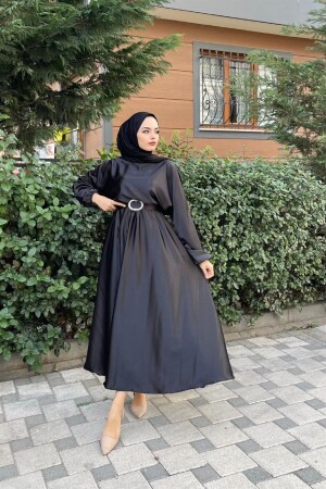 Abendkleid aus Satin mit elastischem Taillengürtel und Gürtel in Schwarz - 1