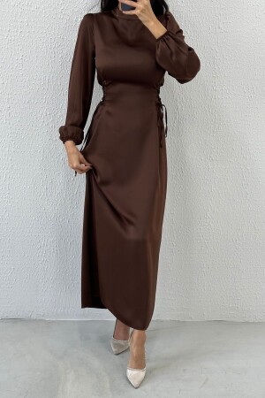 Braunes Hijab-Abendkleid mit schmaler Taille und Bindeband an der Taille - 1