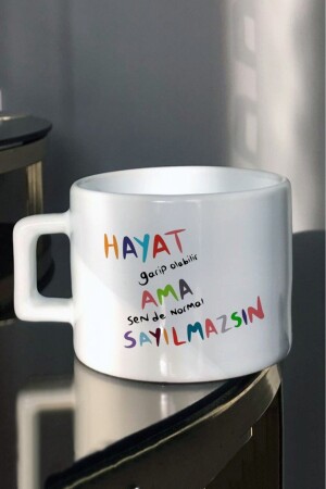 Das Leben mag seltsam sein, aber du bist auch nicht normal. Bedruckte Teetasse - 1