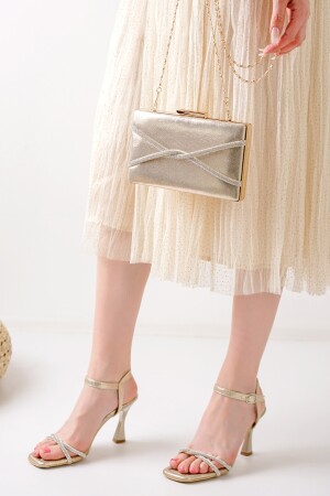 Goldfarbenes Abendkleid mit Stoned-Portfolio-Tasche - 4