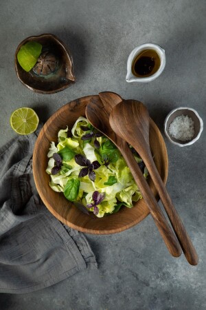 Handgefertigtes 2-teiliges Salatbesteck-Set aus Walnussholz – Holzlöffel und Gabel – 30 cm. - 4