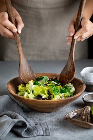 Handgefertigtes 2-teiliges Salatbesteck-Set aus Walnussholz – Holzlöffel und Gabel – 30 cm. - 5