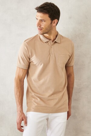 Herren-T-Shirt aus schrumpffestem Baumwollstoff, reguläre Passform, bequemer Schnitt, beige-weißer Polokragen ohne Rollkragen und Taschen - 1