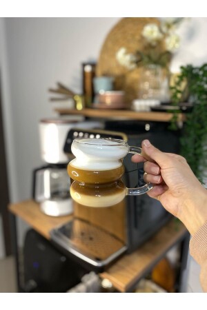 Hitzebeständiges, asymmetrisch gestreiftes Cocktailglas für Kaffeepräsentation in Riesentasse - 1