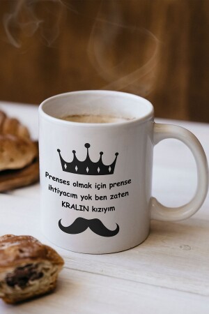 „Ich brauche keinen Prinzen, um eine Prinzessin zu sein, ich bin schon die Tochter des Königs“ bedruckte Tasse von givebutik-design-1 - 1