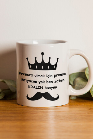 „Ich brauche keinen Prinzen, um eine Prinzessin zu sein, ich bin schon die Tochter des Königs“ bedruckte Tasse von givebutik-design-1 - 4