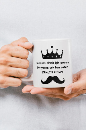 „Ich brauche keinen Prinzen, um eine Prinzessin zu sein, ich bin schon die Tochter des Königs“ bedruckte Tasse von givebutik-design-1 - 10