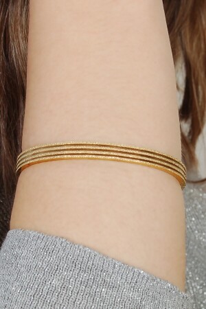 Manschettenarmband aus silbrig geschliffenem Stahl mit drei Streifen in Gold - 3