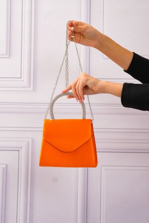 Orangefarbene Damen-Schultertasche aus Satin mit Steindetails und Abendkleid - 2