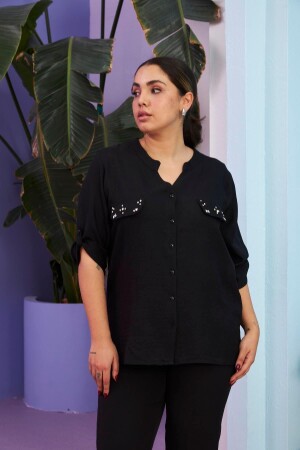 Schwarzes Plus-Size-Hemd mit Steindetail an der Taschenklappe - 1