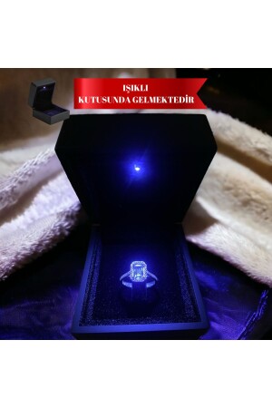 Silberner Baguette-Ring für Damen mit funkelndem Diamanten in beleuchteter Box - 1